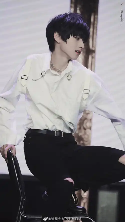 收集一下朱志鑫的神仙侧颜,是五官优越侧脸轮廓和眉眼才能这么好看啊