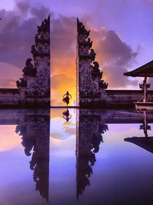 天空之门印尼巴厘岛的著名景点天气好时可以清楚的从门中看到对面的