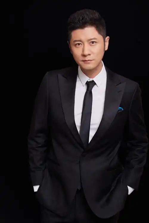 任重盛装亮相国剧盛典简约大气尽显绅士风范