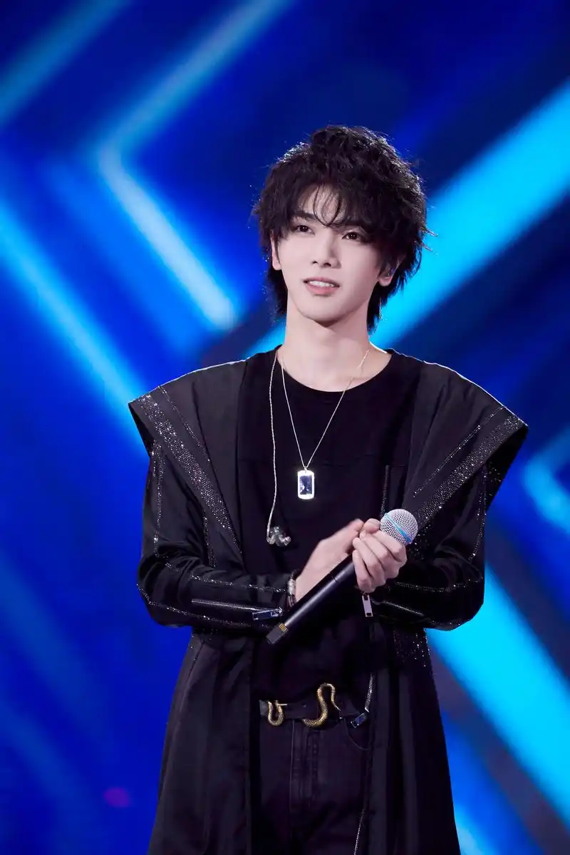 华晨宇极限公益演唱会高清现场图释出优秀et自制哪吒方式打开齐天