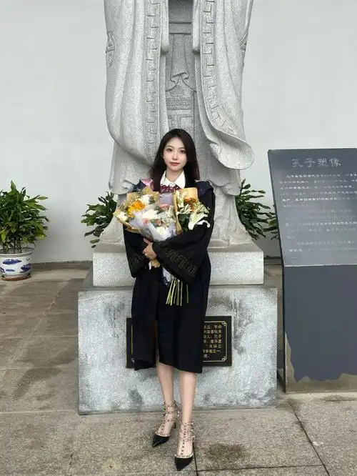 真的强烈建议有高跟鞋的刘亦菲们穿上高跟鞋 搭配学士服超好看 秒变一