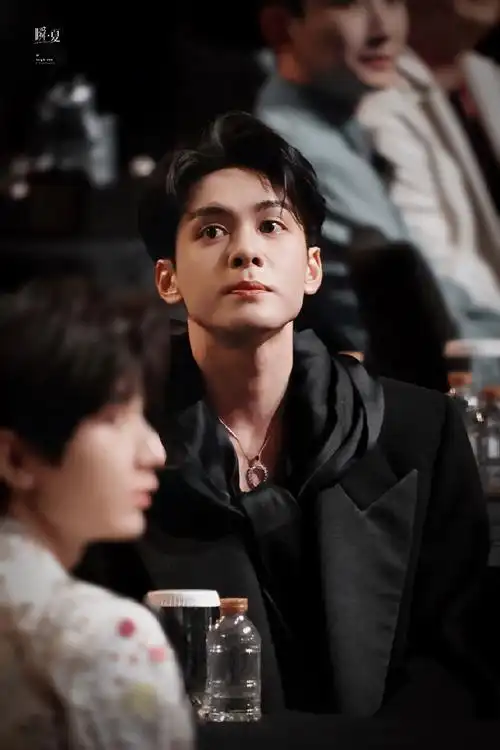 曾舜晞超话/#尖叫之夜星推官曾舜晞#我们喜欢的人 安静坐在那里就很好