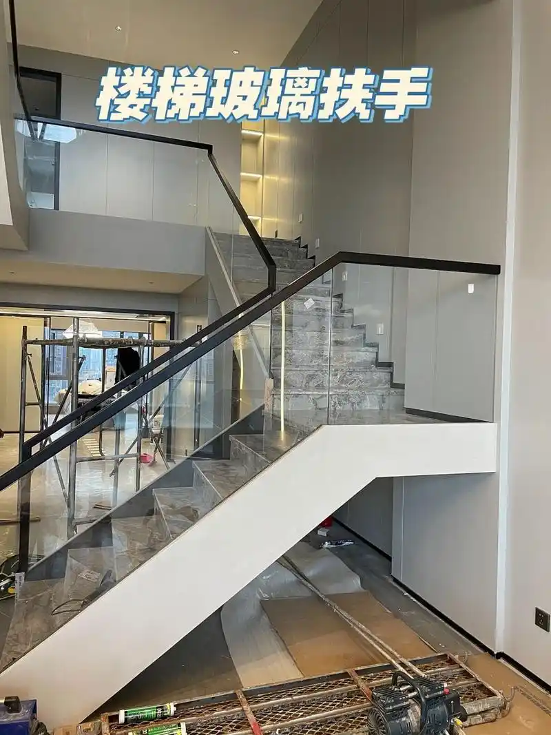楼梯扶手栏杆现代简约 定做玻璃扶手其实很讲究的,完工整体效果好不好