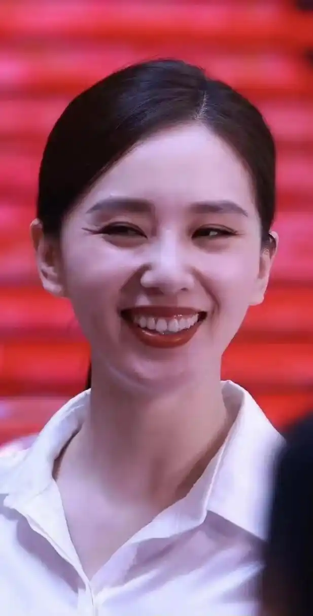 离开美颜滤镜的刘诗诗,除了眼角的鱼尾纹深一点,感觉和平时没多大差别