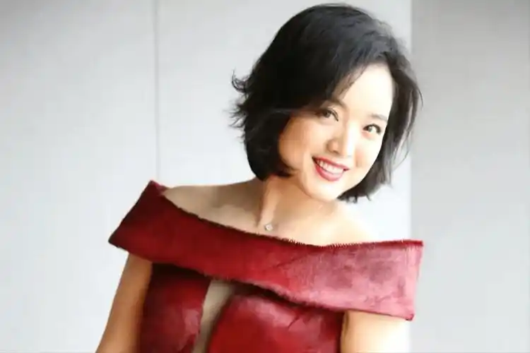 原创歌手白雪中年离异44岁收获姐弟恋如今生活状况如何