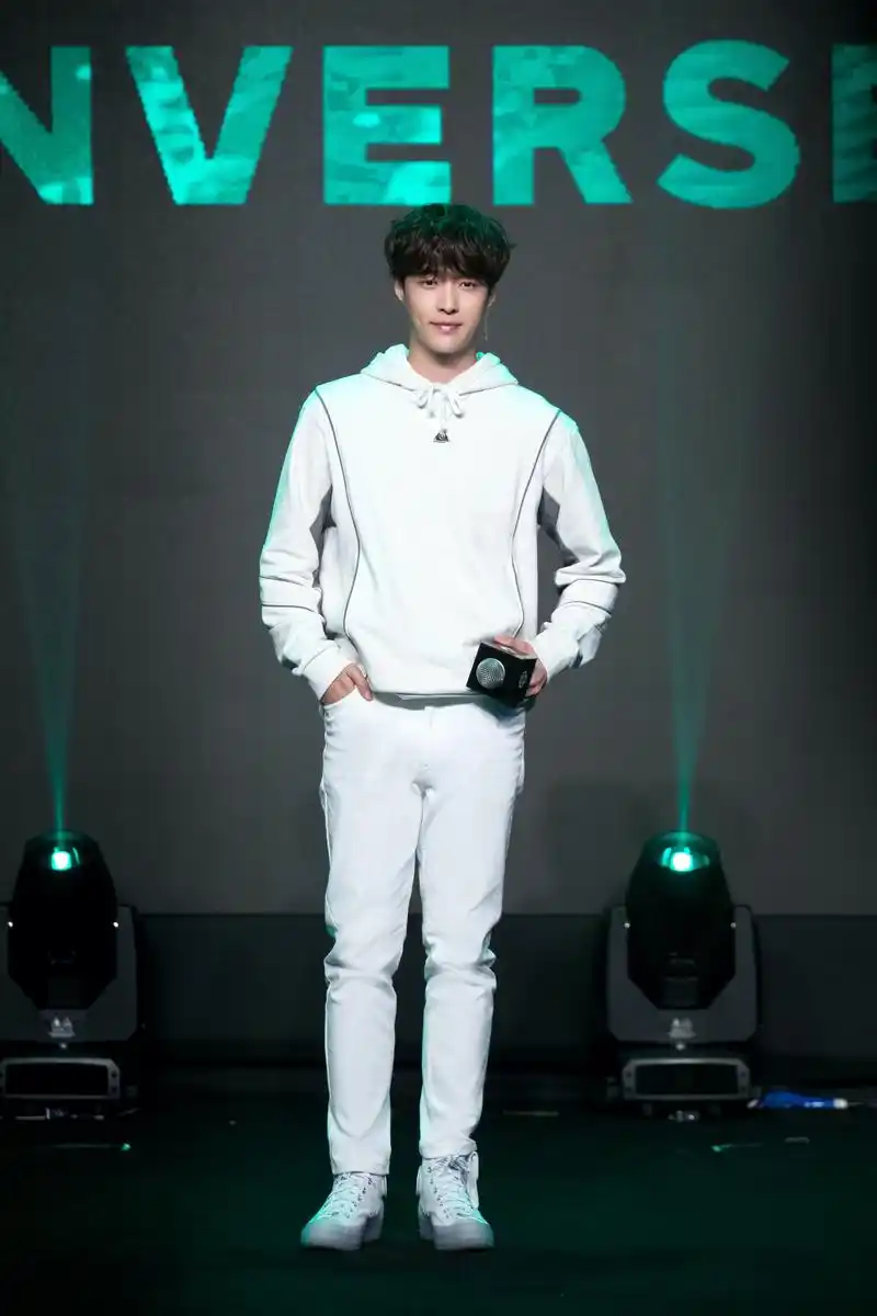 老板张艺兴出席converse x 张艺兴联名合作款媒体发布会现场,将真实练