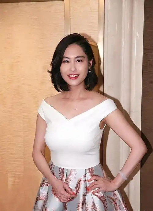 小白靴,黑丝袜,52岁的杨钰莹统统完美驾驭,中老年男粉依旧爱她