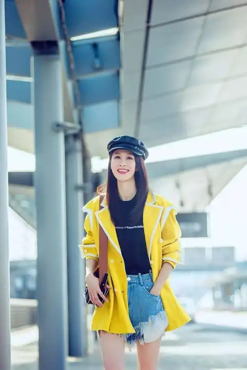 张雯机场随拍曝光 长腿抢镜元气十足