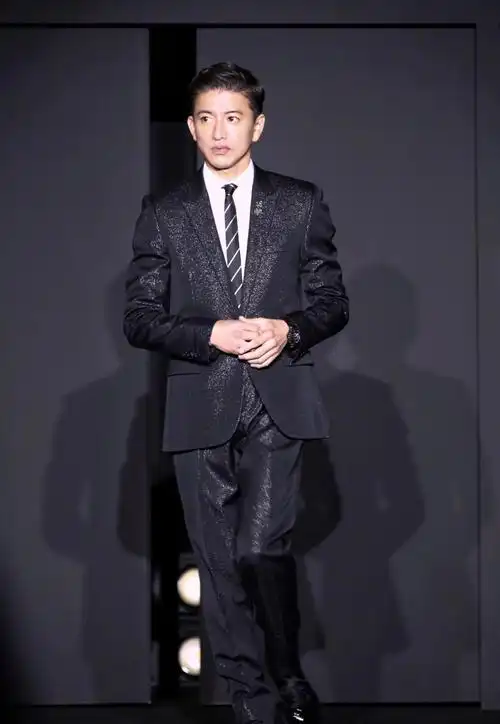 49岁木村拓哉永远是少年被指颜值崩塌也无惧西装革履更显帅气