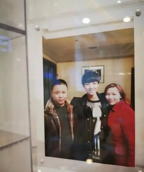 王俊凯爸妈奶茶店开张夫妻二人同框亮相