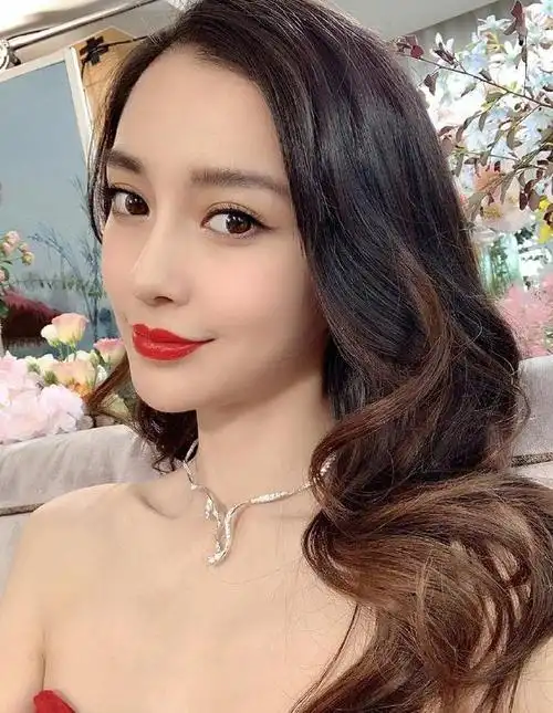 黄晓明前女友李菲儿模样大变认不出走秀时故意摔倒博眼球遭群嘲