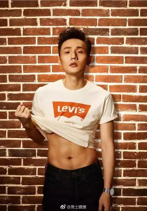 杨洋告诉我们,如果没有腹肌,男人也可以晒锁骨.海的味道我知道!