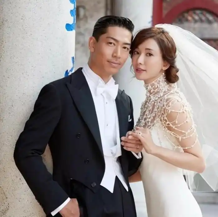 林志玲与丈夫拍摄写真雨中共舞超浪漫