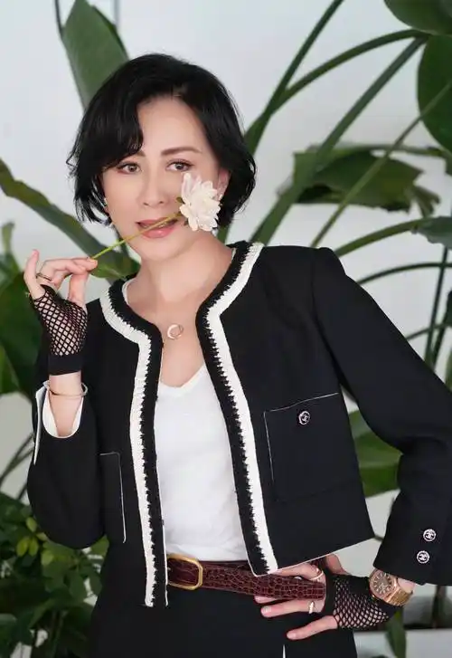 刘嘉玲是真敢穿东北花棉裙配长靴这造型只有她能hold住