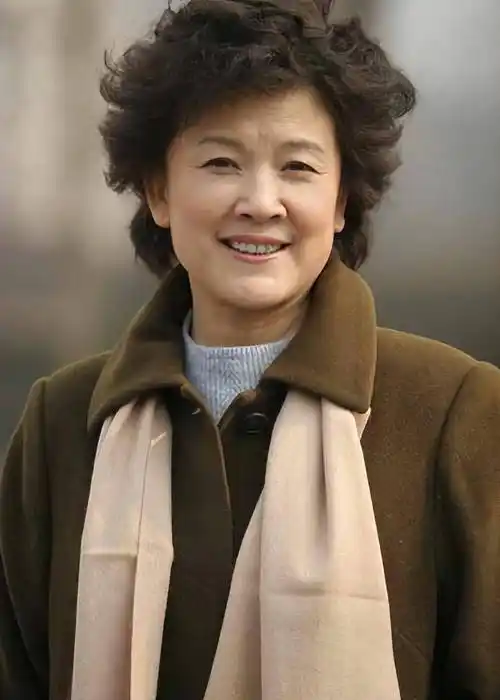 被72岁宋春丽老年状态惊艳:衣着干净素雅,仪态得体,美得高级_气质