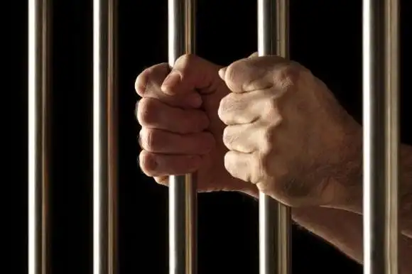 八字对牢狱的看法