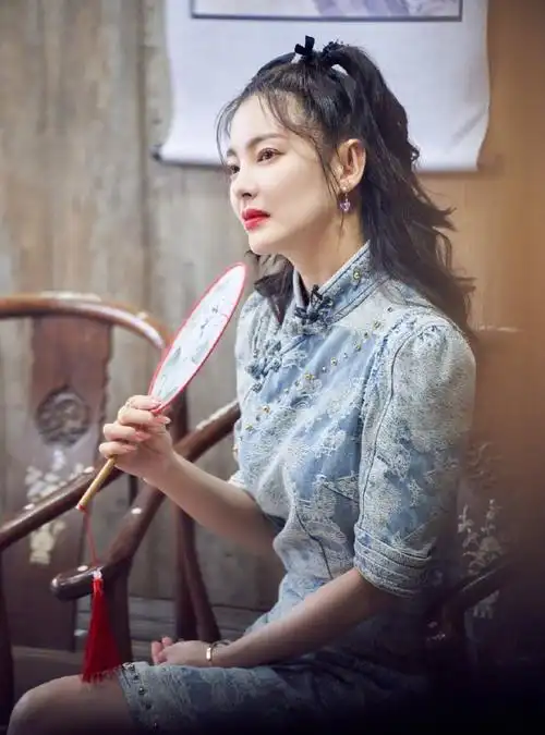 张雨绮双马尾旗袍造型温婉精致