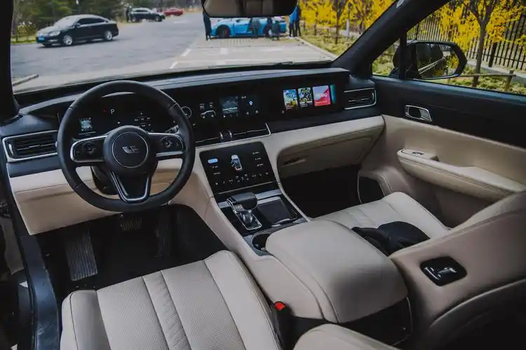 理想one四块智能大屏还能自动驾驶的燃油电动车怎么样