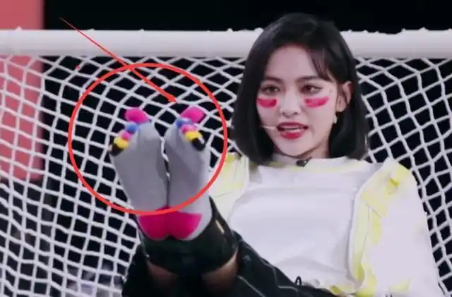 the9脱鞋玩游戏镜头特写许佳琪的脚看出了习舞十年的真实脚型