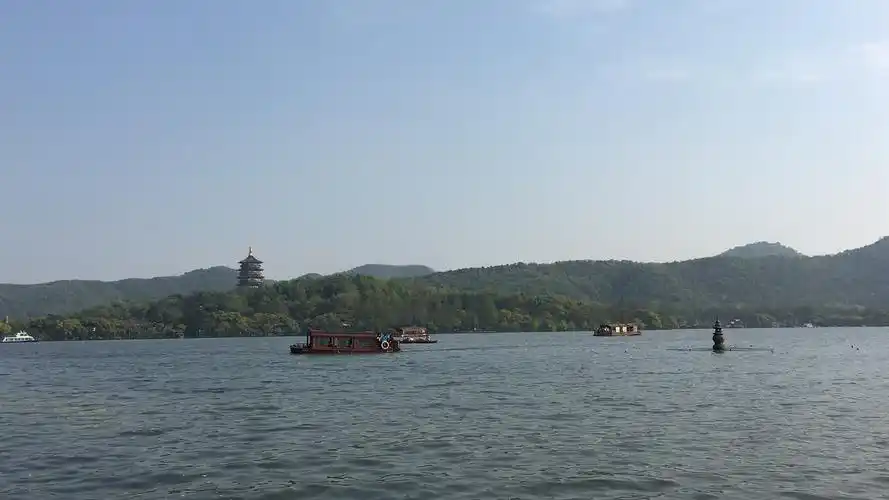 西湖美景三月天,春雨如酒柳如烟_桃红柳绿的清明时节,杭州城里 - 密云