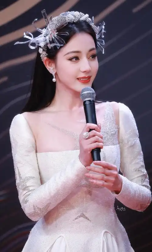 迪丽热巴红毯迷路