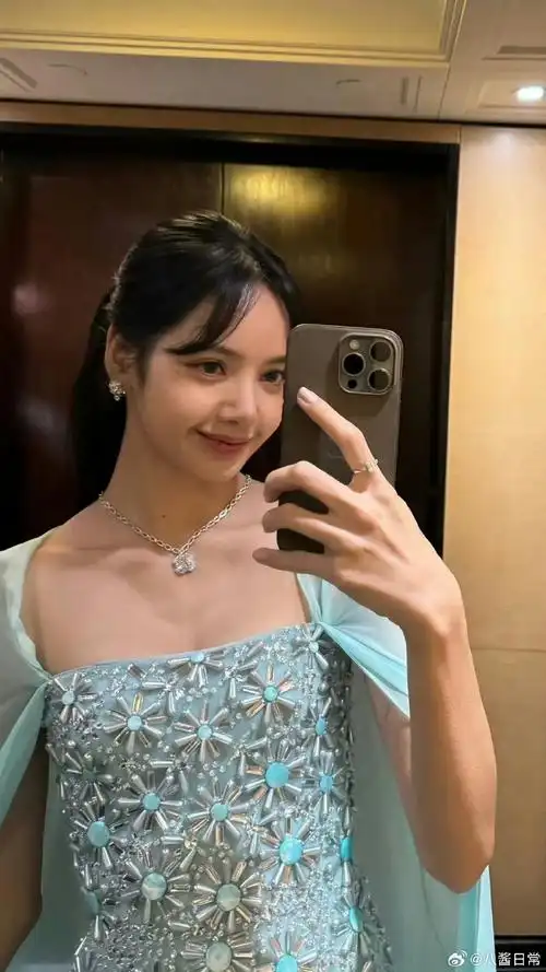 lisa在白金汉宫自拍#lisa更新动态