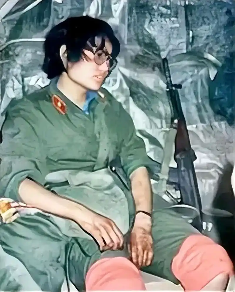 这是一张1986年老山前线的照片,记录了一名女兵刘亚玲完成对伤员的