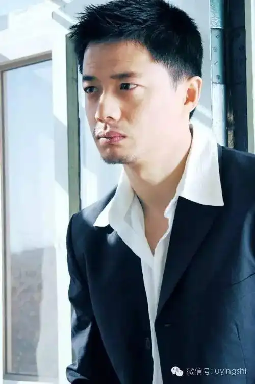 段奕宏出生于1973年中国新疆,高中的时候学校举行文艺比赛,他在一部