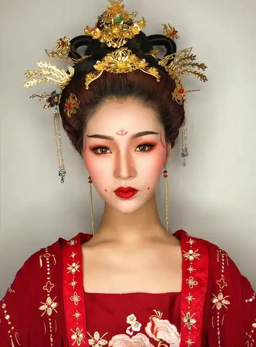 云想衣裳花想容 春风拂槛露华浓 唐朝妆容