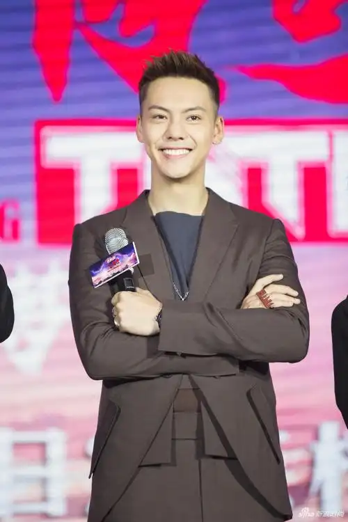 陈伟霆修身西装变身行走的衣架 治愈系甜笑苏到心坎里