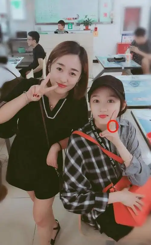 网友偶遇关晓彤!背名牌包包吃麻辣烫,关注点却在鞋子上?