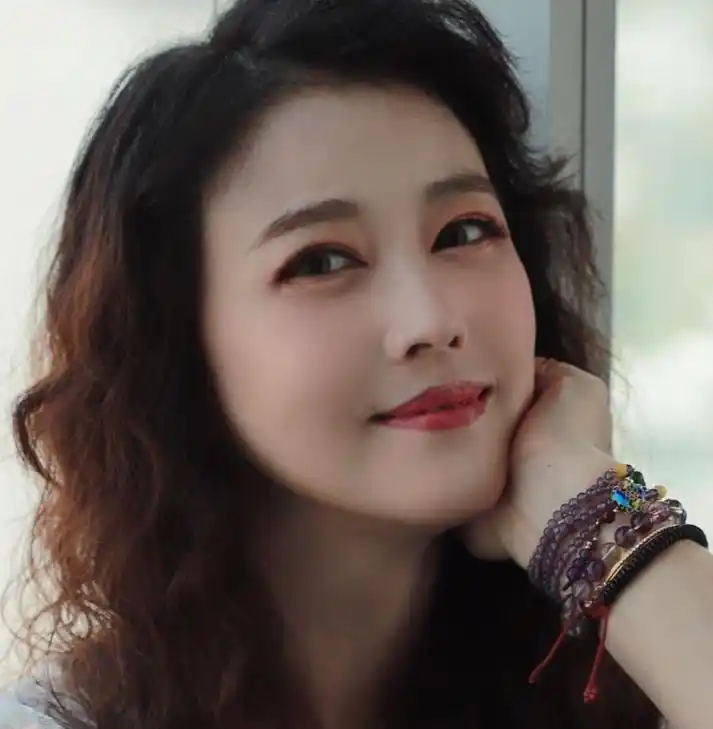 57岁周海媚晒照,美颜盖不住脸上细纹,眼睛近视高达1200度仍好美_腾讯