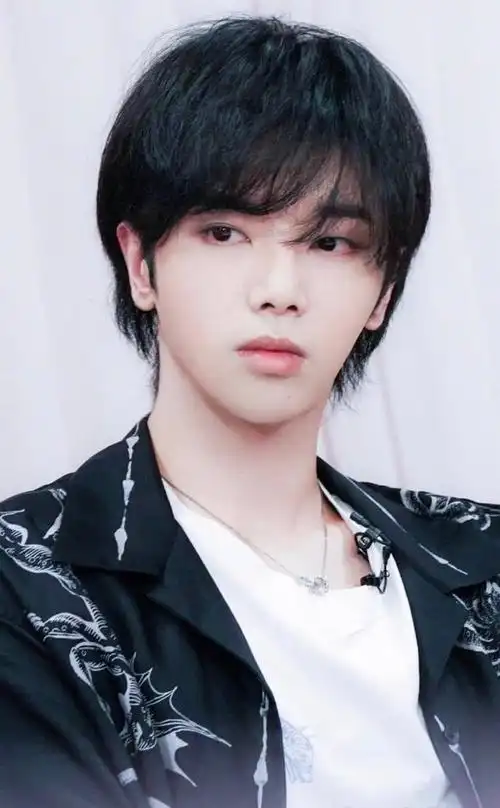 嘟嘴卖萌笑容温暖的"可爱花"——华晨宇.忒!