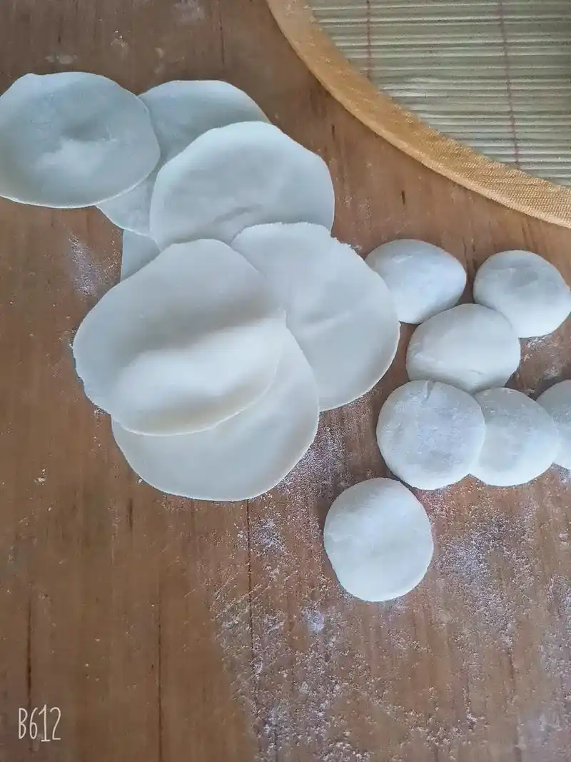 自己包的手工酸菜馅大肚水饺,东北特色 - 抖音