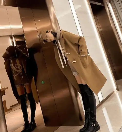 宋茜驼色大衣 黑色过膝长靴随拍,精简干练,满屏的大长腿可还行_何笑然