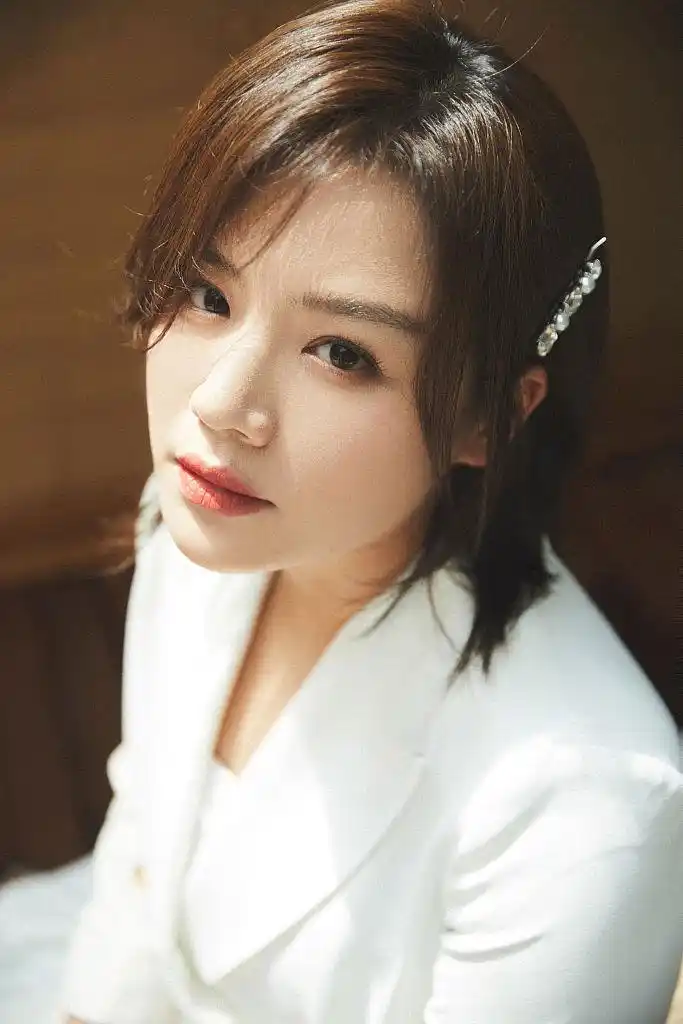 马思纯白色西服裙拍写真优雅高级 短发干练眼神撩人感染力足