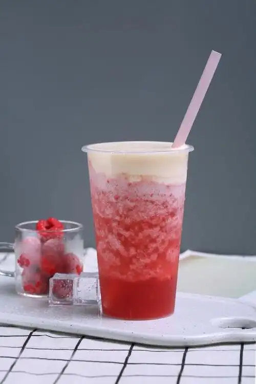 覆盆子的清香衬着草莓的甜香,四季春茶香回味流转,融合醇厚奶盖