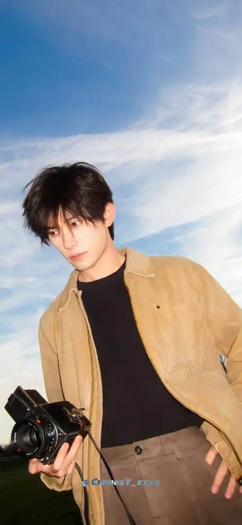 易烊千玺北京机场粉t路透##tfboys拍了西安行物料