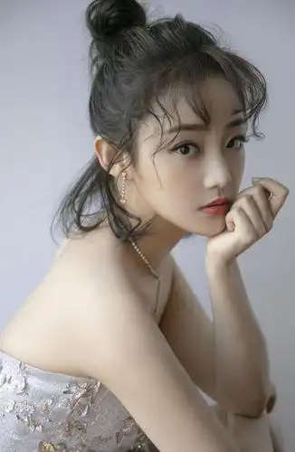 吴佳怡壁纸,丸子头,身着闪钻印花抹胸长裙,甜美灵动