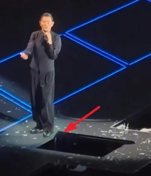 62岁刘德华演唱会不慎踩空摔倒,手部擦伤流血,受伤后微笑向歌迷道歉