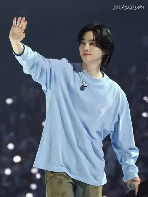 金俊勉珍贵且唯一##金俊勉帅气满分#  240414 exo十二周年见面会