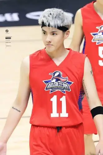 吴亦凡左臂内侧 谜一般英文 纹的因为是什么?右臂上纹的又是什么?