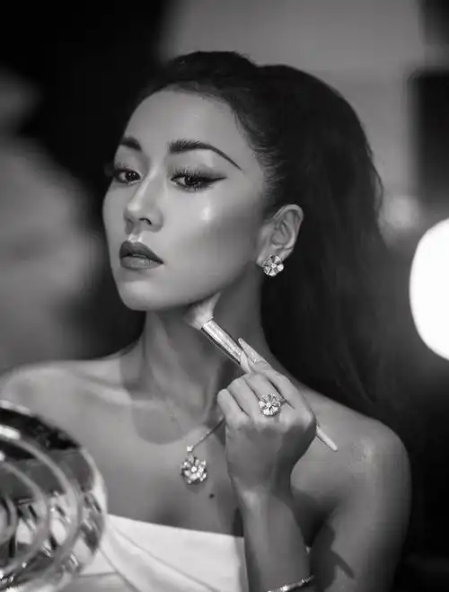 吉克隽逸晒黑白写真大片要将黑色进行到底吗