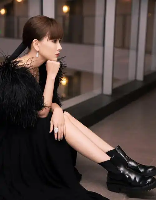 昆凌低调现身机场,穿牛仔衣剪齐刘海呆萌帅气,怪不得周杰伦娶她