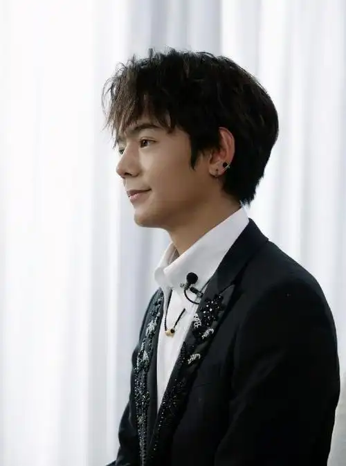 丁真穿的这件衣服的领子很有奢华感,效果相当不错,他留着英俊的发型