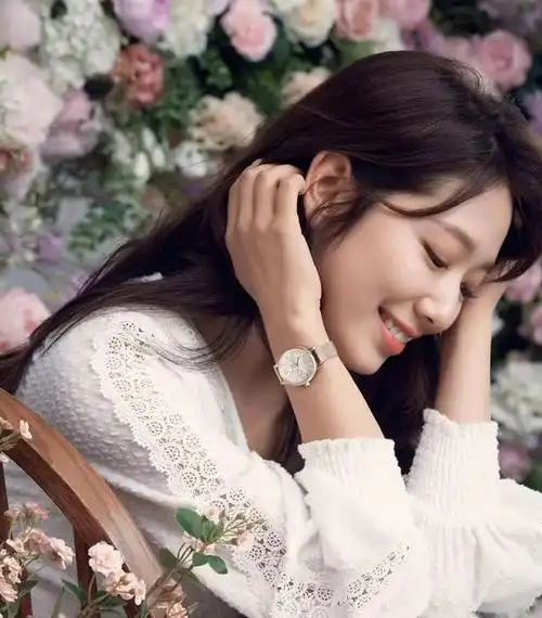 韩国女星朴信惠一直有"男神收割机"的称号,她在去年11月份,宣布怀孕