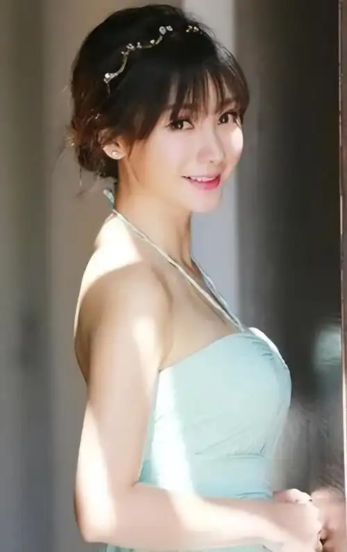 秀上围露底裤这些女艺人的穿衣自由把诱惑玩到了极限