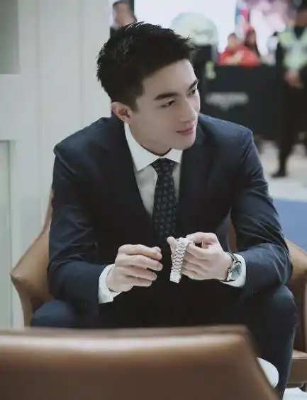 31岁林更新近照换发型帅到不敢认就连男人看到都会痴迷