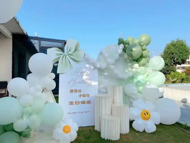 清晰简约时尚气球生日派对布置