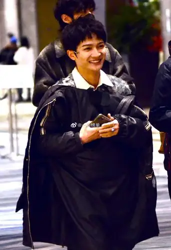 在多名助理的陪同下,周深反穿外套去彩排现场,看到有粉丝主动打招呼